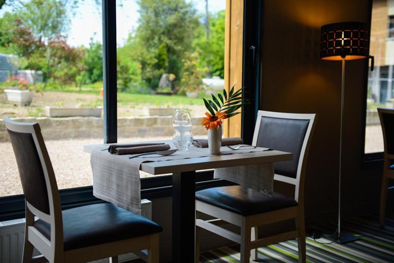 Logis La Lentillere - Restaurant Cote Parc Lalacelle Exterior photo