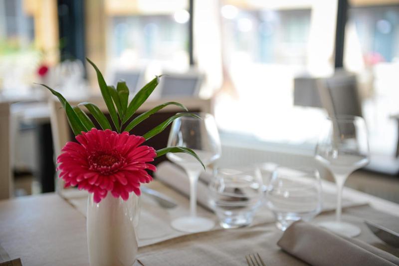 Logis La Lentillere - Restaurant Cote Parc Lalacelle Exterior photo